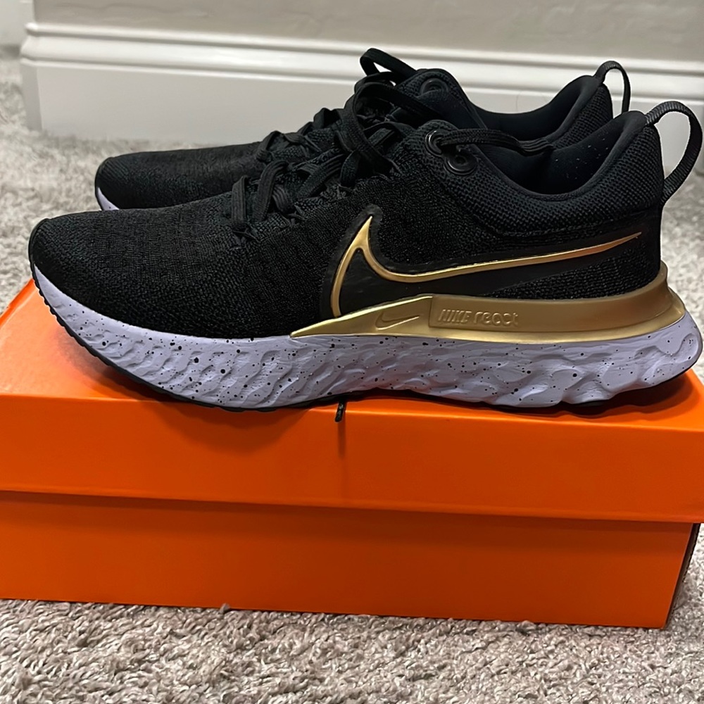 Nike Ladies React size 6.5 Like New